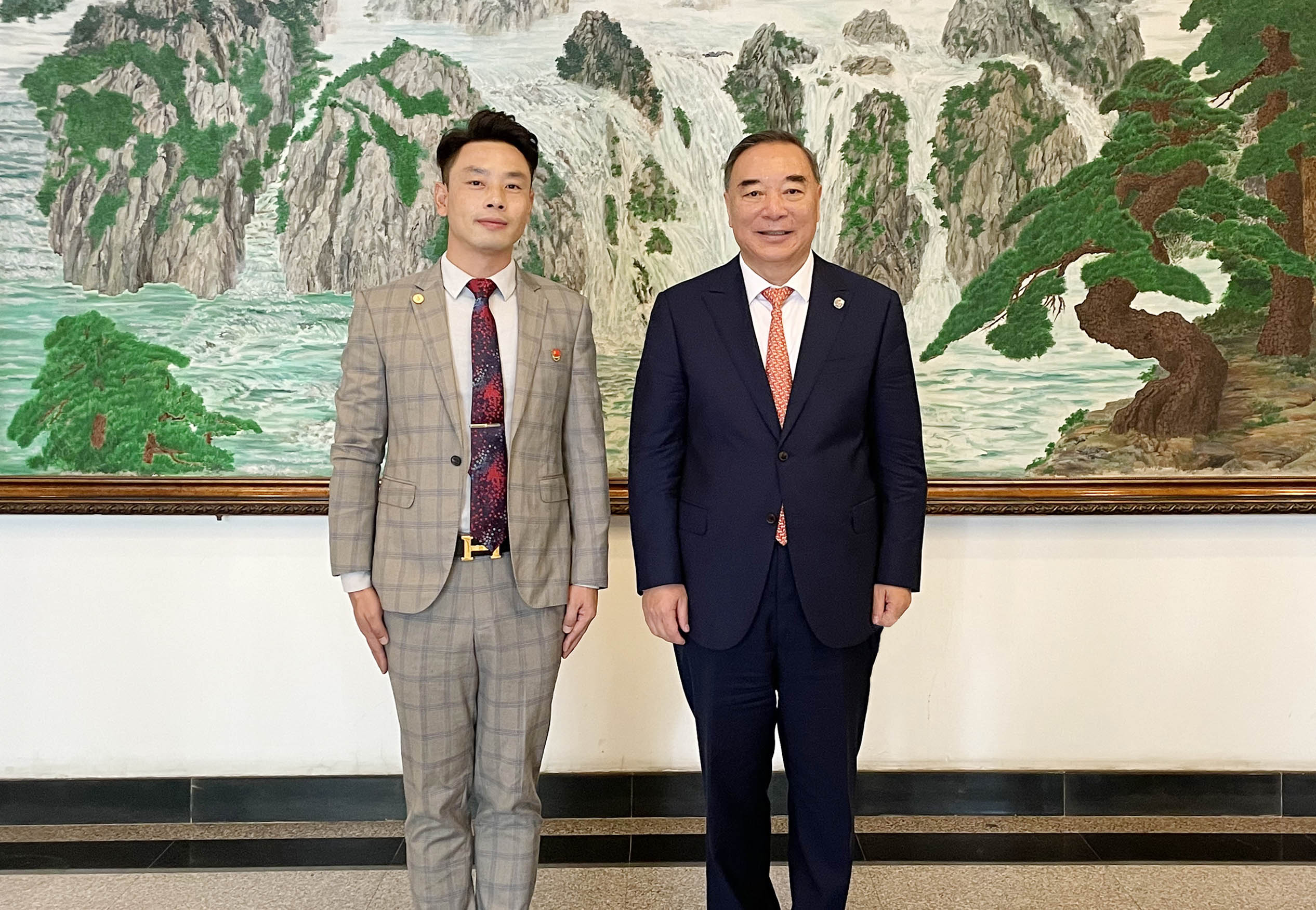 溫陽(yáng)國(guó)際董事長(zhǎng)李虎與上市公司協(xié)會(huì)會(huì)長(zhǎng)宋志平交流學(xué)習(xí)